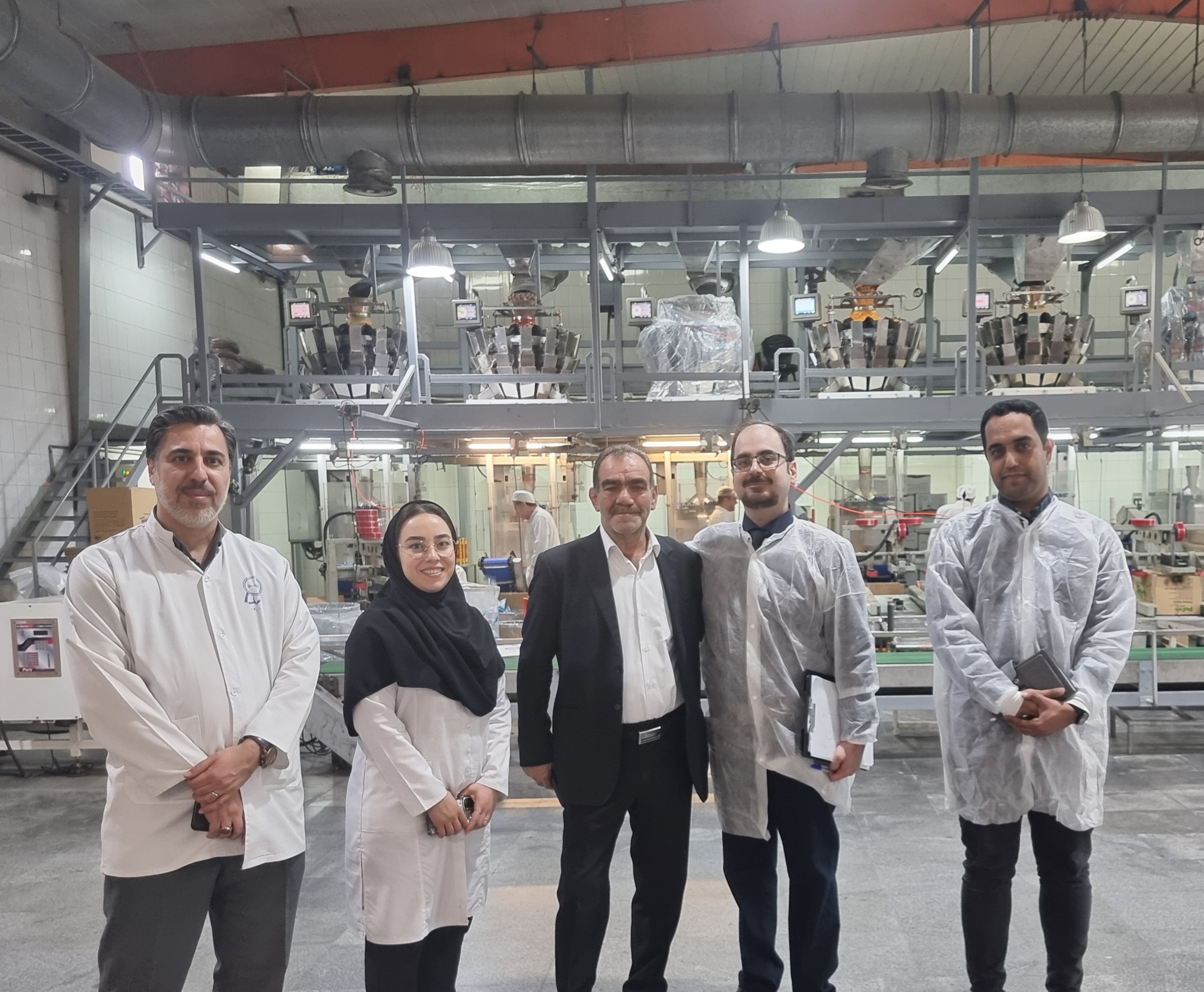 «بازدید تیم ممیزی از خطوط تولید پارس مینو و بررسی فرآیندهای مرتبط با ایمنی غذا، کنترل نقاط بحرانی و انطباق عملیات تولید با الزامات استانداردها.»